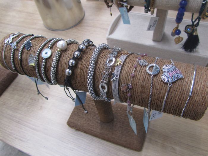 Tabbá Joyería Aretes, pulseras, sombreros, accesorios, relojes